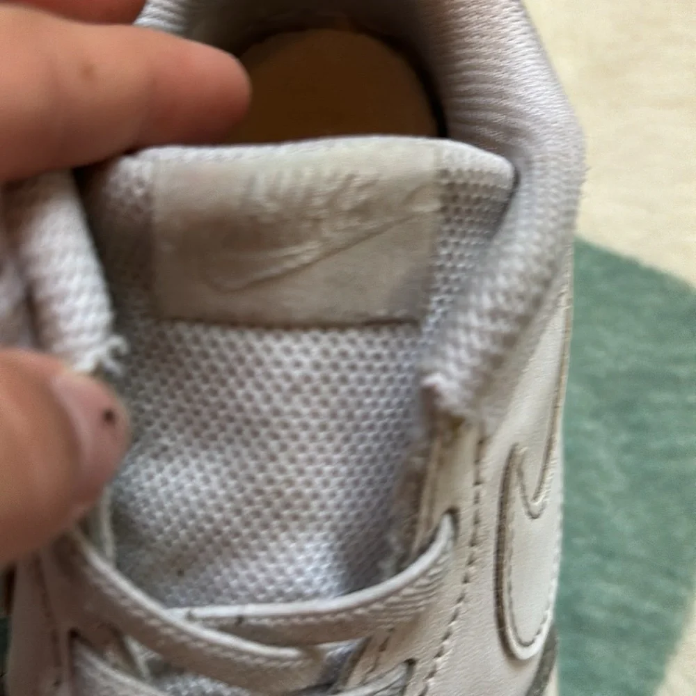 White youth Nike shoes. - Picture 8 of 11